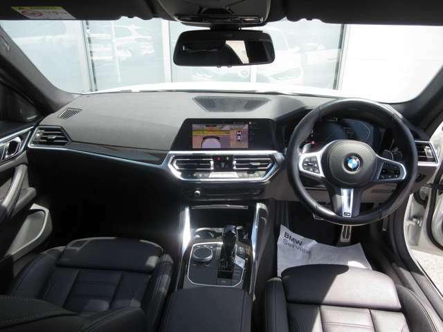 インパネ全体が運転席の方へ傾いているので操作しやすく直感でボタンを押せる配置に作られております。