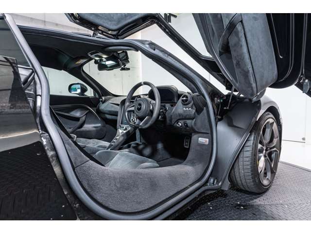 ディヘドラルドアによる乗り降りのしやすさを実車にてご体感ください。