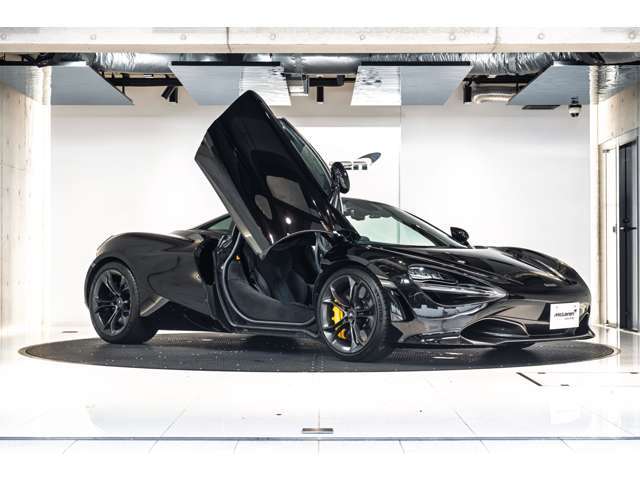 斜め前からお車をご覧いただく際にもディヘドラル・ドアは個性を表現いたします。