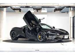 斜め前からお車をご覧いただく際にもディヘドラル・ドアは個性を表現いたします。
