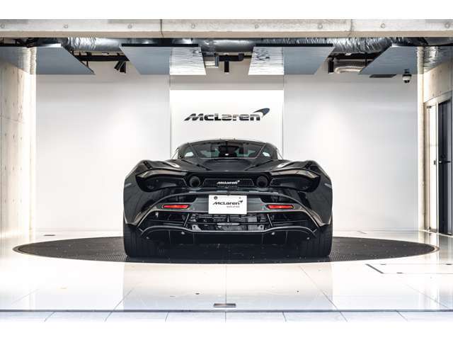 720Sで特徴的なファストバックスタイルのリアデザインでございます。美しい曲線を是非実車でご覧頂ければ幸いに存じます。