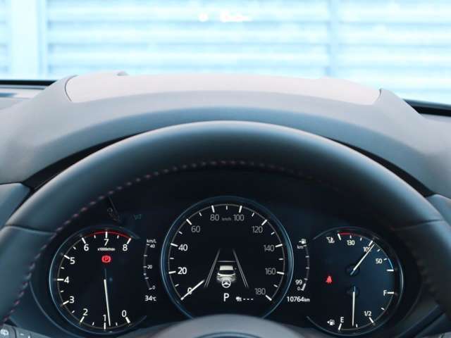 運転視界の遠方上方に虚像を投影することで前を見ながら情報の視認ができます。本当にドライバーが必要な情報を適切に伝え、楽しんで頂くことを考えた新世代装備です。※虚像は2.6m前方に浮かぶイメージです。