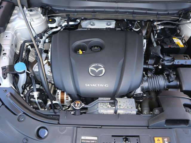 「SKYACTIV-G（ガソリン）」は、規格外の高圧縮を実現し、世界のエンジン技術者に驚きを与えました。さらに、それを維持したままノッキングの発生を抑え、熱効率を向上、走りにも寄与したエンジンです。