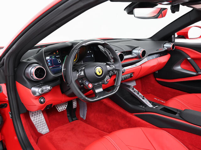 こちらは左ハンドルのお車でございます。内装色はRosso Ferrariを選択しております。