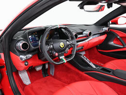 こちらは左ハンドルのお車でございます。内装色はRosso Ferrariを選択しております。