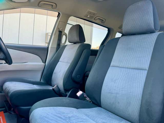 【助手席】シートクリーニングもバッチリ♪シートクリーナで除菌・殺菌済みでご安心してご利用いただけます。