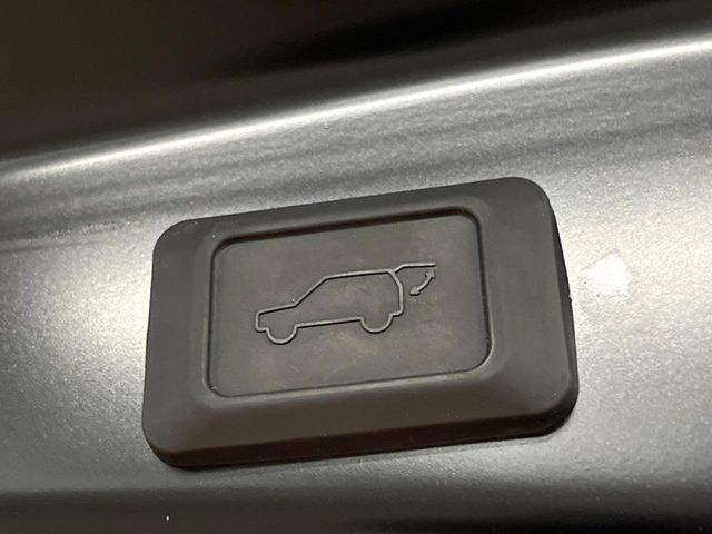 【パワーバックドア】スマートキーや運転席のボタンを押すだけでリアゲートが自動で開閉します！荷物を持っている時や、高い位置にあるバックドアを閉める際に便利な機能です♪
