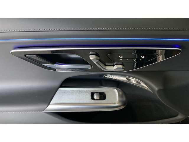 【メモリー付パワーシート】シートをかたどった調整スイッチはメルセデス・ベンツが特許を持っています。様々な体型の乗員に合わせた、きめ細かい調整が可能になっています。