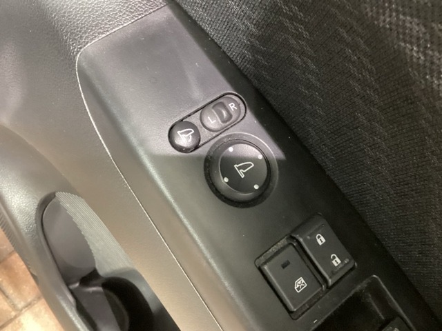 狭い駐車場で便利な電動格納ドアミラーが付いています。