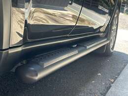 人気オプションのサイドステップ付き車両でございます！