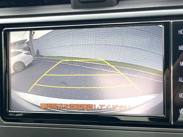 【バックカメラ】駐車時に後方がリアルタイム映像で確認できます。大型商業施設や立体駐車場での駐車時や、夜間のバック時に大活躍！運転スキルに関わらず、今や必須となった装備のひとつです！