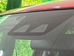【スマートアシスト】走行中に前方の車両等を認識し、衝突しそうな時は警報とブレーキで衝突回避と被害軽減をアシスト。より安全にドライブをお楽しみいただけます。