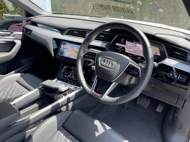 Audiのインテリアはエクステリア同様、優れたデザイン性とクオリティ、そして機能性を兼ね備えております。