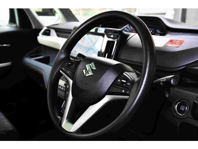 広々とした運転席。視界も良く運転も楽々です。