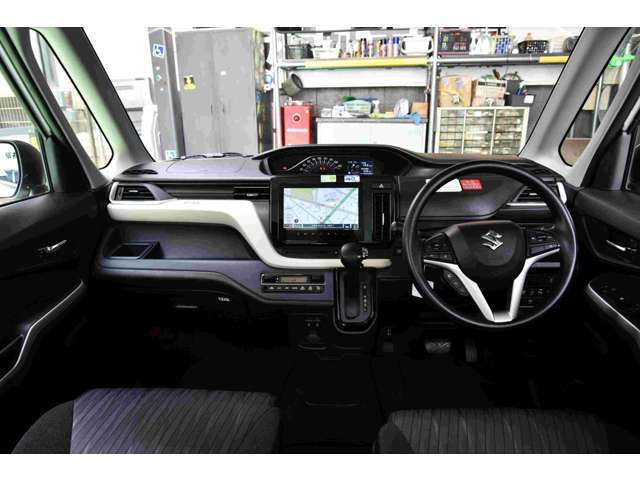 広々とした運転席。視界も良く運転も楽々です。