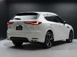 弊社下取りワンオーナーのCX-60が入荷しました。走行1.1万Kmで内外装共にキレイなCX-60です。サンルーフ・BOSEサウンド・本革シートと装備も豪華！ぜひご検討ください。