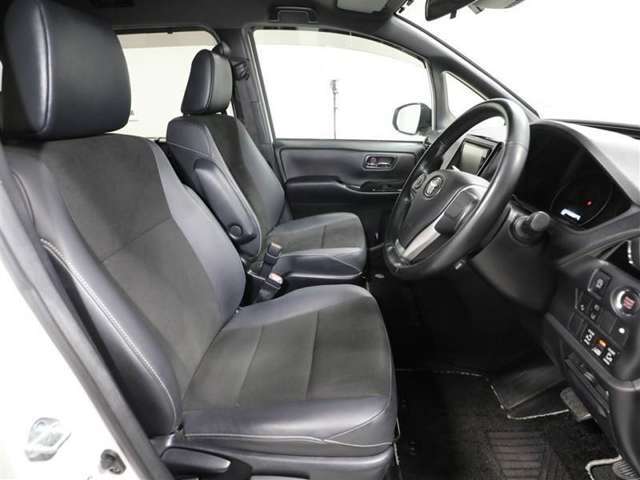 ゆったり室内で運転もしやすいです♪使い勝手の良い配置も考えられています！！