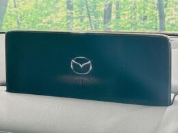 【10.25インチマツダコネクト】車内の雰囲気にマッチした大型ディスプレイ。スマホ接続でのナビ使用やBluetooth再生等、様々な機能が楽しめます。直感的なダイヤル操作が可能で、使い勝手も良好です。