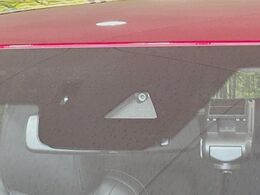 【スマートシティブレーキサポート】低速走行中に前方の車両等を認識し、衝突しそうな時は警報とブレーキで衝突回避と被害軽減をアシスト。より安全にドライブをお楽しみいただけます。