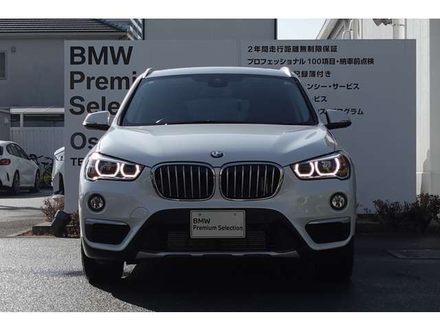 BMWの代名詞の【キドニーグリル】グリルが腎臓のように見えるので【キドニー】と呼ばれるようになりました。一目見ただけでBMWであると認識できる確固たるアイコンとして存在感を放ちます。