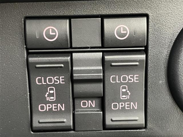 【両側パワースライドドア】小さなお子様でもボタン一つで楽々乗り降り出来ます♪駐車場で両手に荷物を抱えている時でもボタンを押せば自動で開いてくれますので、ご家族でのお買い物にもとっても便利な人気装備♪