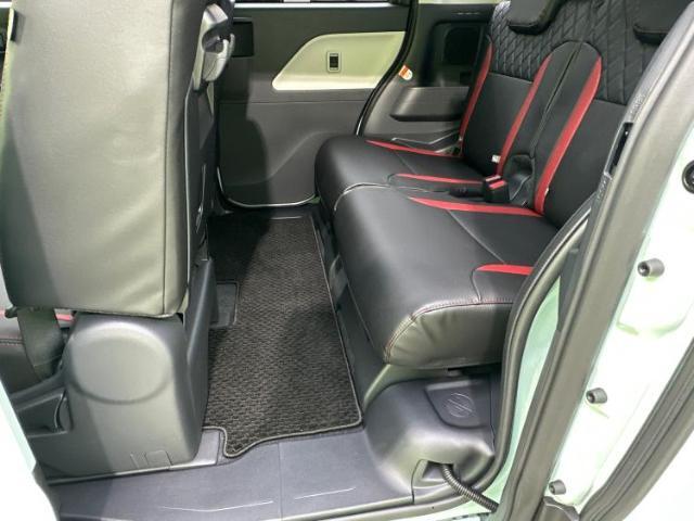 WECARSでは各商談席に大型モニターをご用意しております！見やすい大画面でゆったりと全国の在庫をご覧いただけます！是非ご来店お待ちしております！