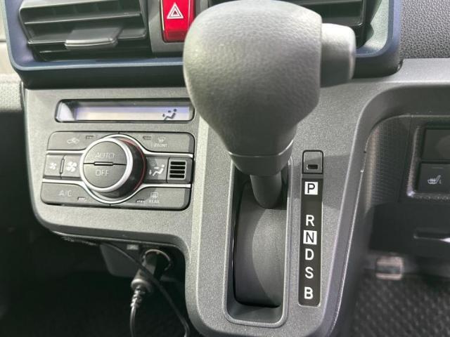 WECARSの展示場では実際に見て、触ってお車をお選びいただけます！知識の豊富な営業スタッフが様々なカーライフをご提案いたします！