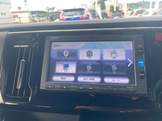 カーナビ付きです。カーナビの機能や保証につきましては、担当スタッフまでお尋ねください。