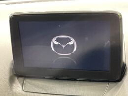 【マツダコネクトナビ】車内の雰囲気にマッチした一体型タイプのナビ。各種車輌設定やBluetooth再生等、様々な機能が楽しめます。直感的なダイヤル操作が可能で、使い勝手も良好です。