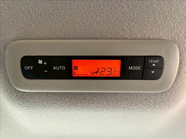 【後席オートエアコン】運転席助手席のみならず後席に乗る人への配慮がなされていますので多人数でのドライブも快適ですね。