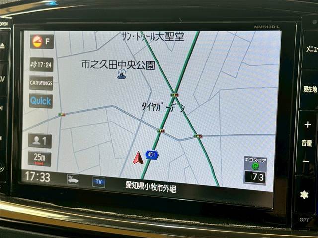 【純正8インチメモリーナビ】フルセグテレビやブルートゥース接続、DVD再生など多彩な機能を併せ持っており、インパネ周りがすっきりしてますね！