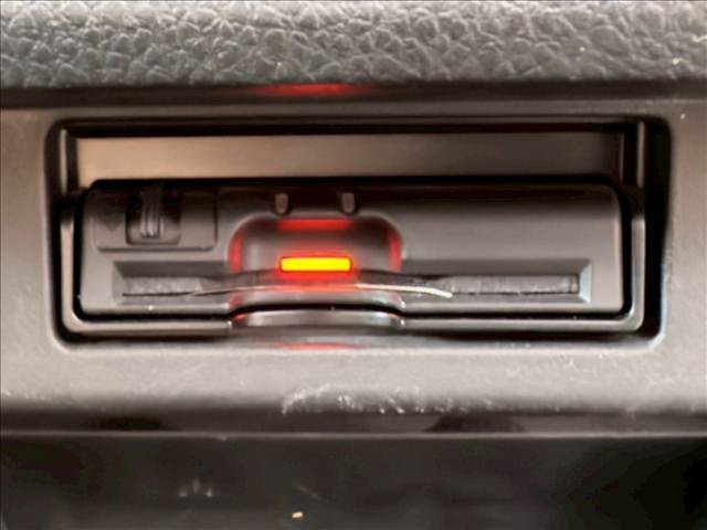 【ETC車載器】を装備しておりますので、ご納車直後からの遠距離ドライブも可能です。土日の利用料金の割引や、朝夕の通行料金を割引料金で高速道路をお楽しみいただけます。