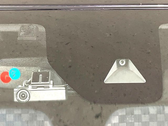 【エマージェンシーブレーキ】走行中に前方の車両等を認識し、衝突しそうな時は警報とブレーキで衝突回避と被害軽減をアシスト。より安全にドライブをお楽しみいただけます。