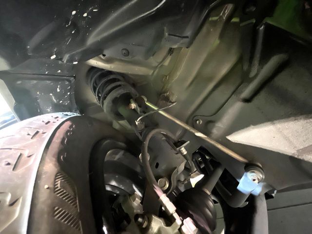 お車を安心してお乗りいただく為には、足回りの定期点検が欠かせません。サービスサポート（有償保証）では無料点検もご提供しており、安心のカーライフをお過ごしいただけるサポート体制が整っています。