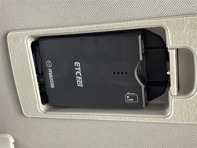 【ETC】有料道路を利用する際に料金所で停止することなく通過できる、ETC車載器（ノンストップ自動料金収受システム機器）が装備されています。セットアップを行うことで利用可能になります。