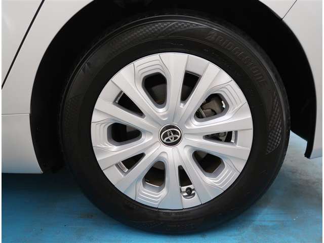 【タイヤ・ホイール】タイヤサイズ195/65R15の純正アルミホイールです。タイヤ溝は少ない所で約4mmになります。