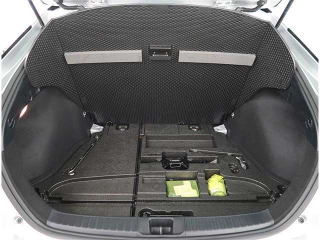 【トランク】フロア下には車載工具とパンク修理キットがあります。