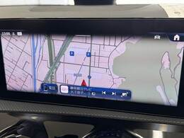 【純正ナビ】一体感のあるナビは、高級感ある車内を演出してくれます。Bluetooth再生などオーディオ機能も充実しておりますので、運転もより楽しめます♪