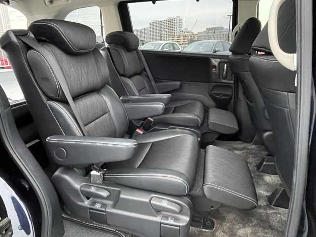 セカンドシートは左右独立式で、前後スライド、リクライニング可能で、オットマンが付きます。