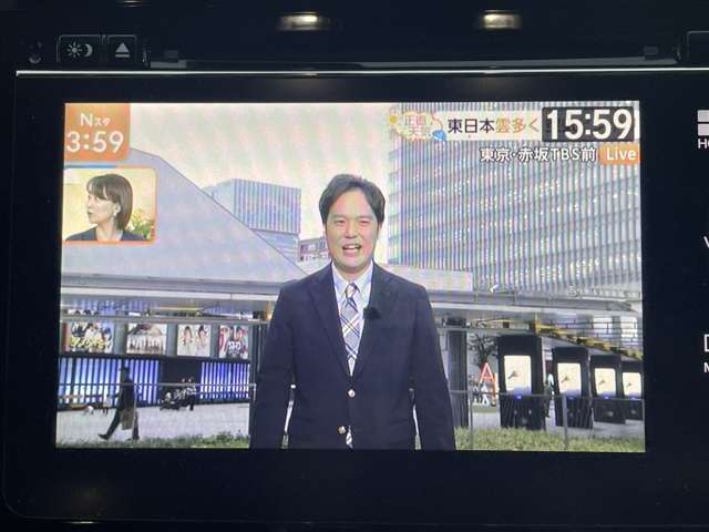 地デジチューナー内臓型、多機能タッチパネルナビゲーションを装備しています。