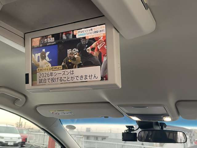 後席用のモニターを装着しています。