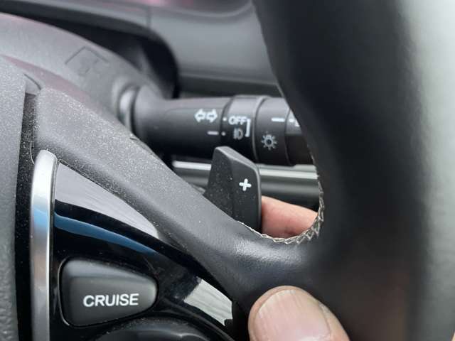 ドライバーの意志を瞬時に伝える、素早いシフト操作が可能なパドルシフトが備わります。