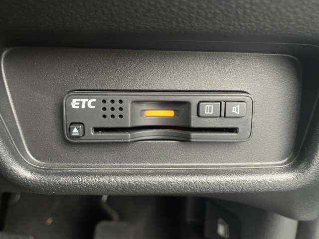 今や必須装備となった高速道路の料金所をキャッシュレスでスムースに通過できるETCが装着済みです。