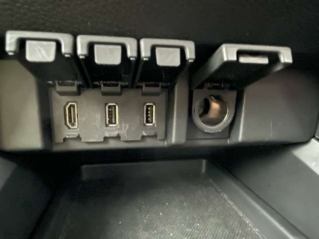インパネ下にはHDMI端子、USB、12Vソケット