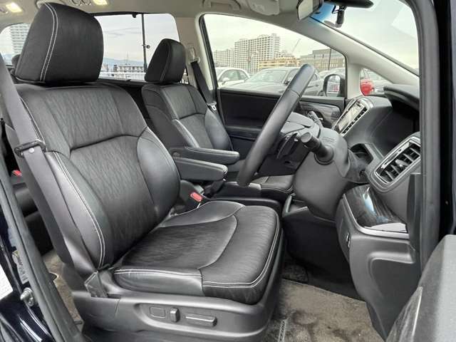 床面高を下げた超低床プラットフォームで室内高を確保。ラージクラスと同等のゆとりを実現。