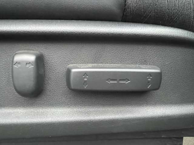 シートポジションは電動調整式