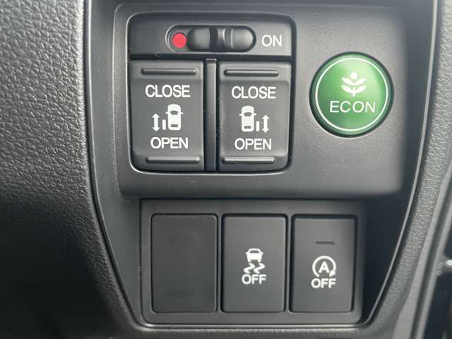 左右リヤドアは電動開閉式となります。