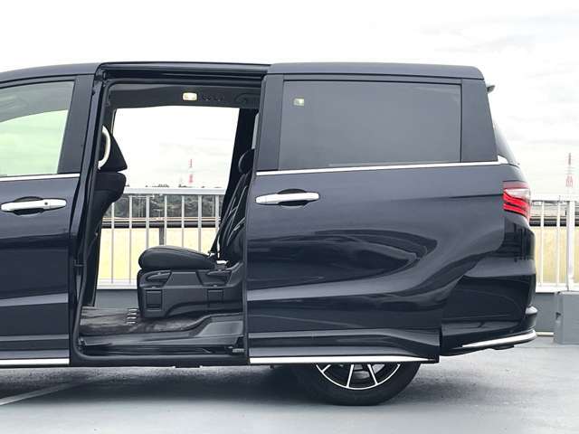 左右リヤドアは電動開閉式となります。