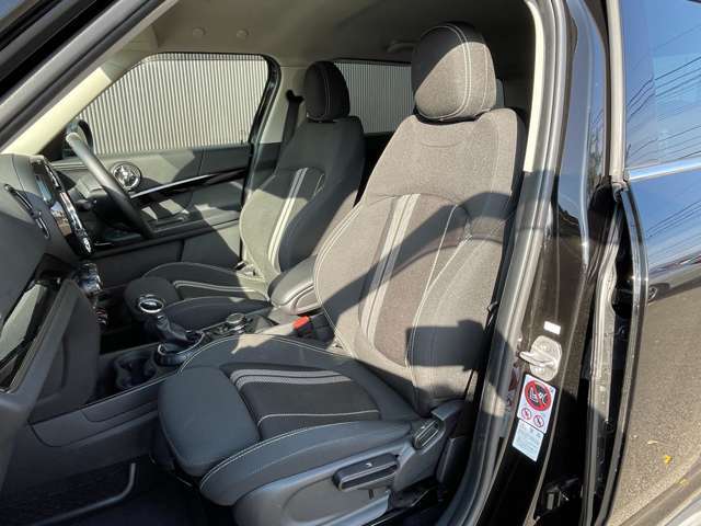 LIBERALAでは多種多様の車種をご用意させていただいております。お客様がご納得いくまで、そのお車の持つ特性を五感すべてで感じ取っていただける場をご提供します。