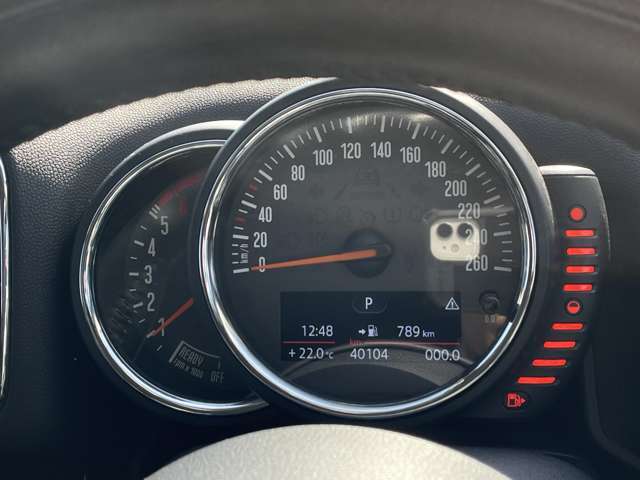 マットブラックにホワイトのLIBERALAのロゴの建物と看板が目印です。